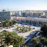 Dall�altra parte invece � piazza Moro a essere protagonista, con la sua fontana e la facciata della Stazione Centrale. Una visuale del Murattiano, dall�alto di uno dei suoi edifici pi� iconici: lo storico hotel Leon d�Oro